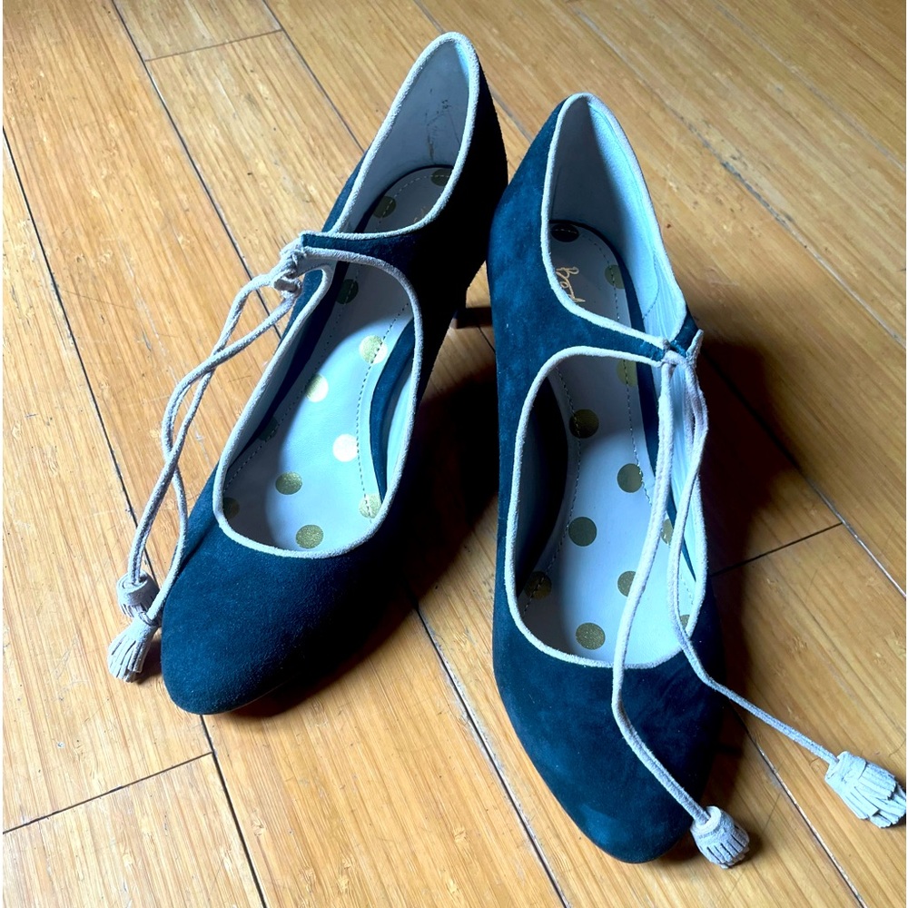 Boden Lilli pump front tassel tie navy suede with creme tassels and trim